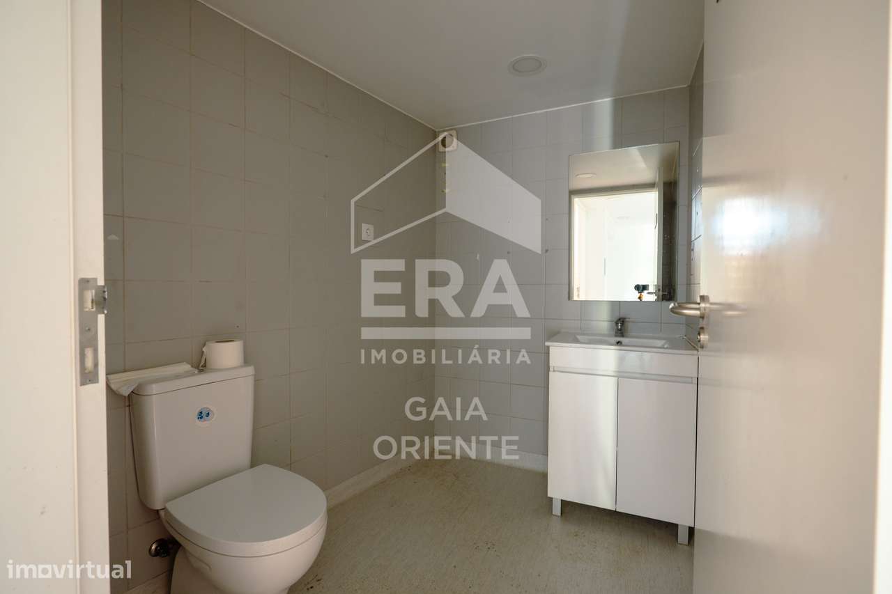 Moradia T5 com comércio no centro dos Carvalhos-7