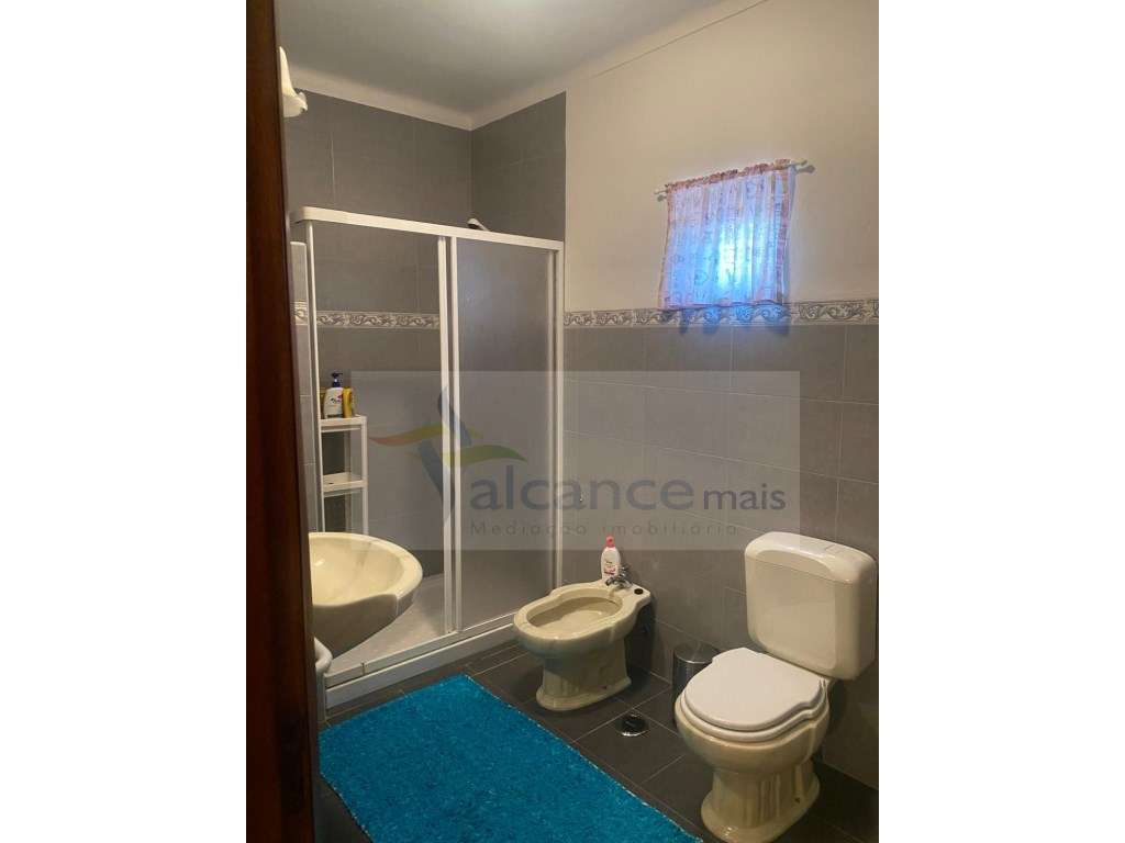 Excelente Moradia com Espaço Comercial em Vale de Vargo-25