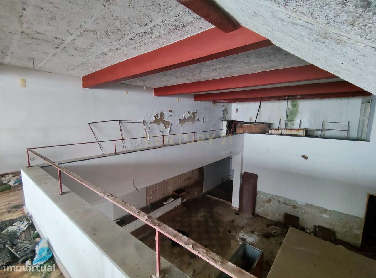 Prédio de 3 pisos de uso misto, zona ribeirinha, zona ARU.-24
