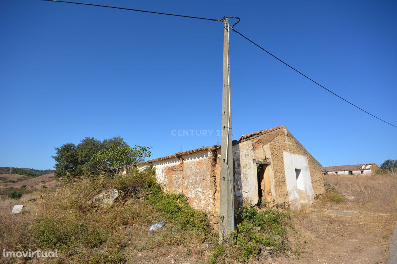 Propriedade com ruína em terreno com 49.360m2