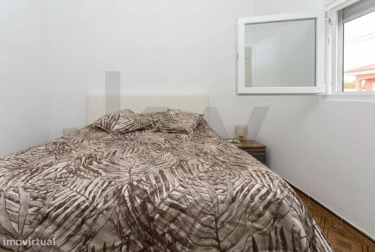 Moradia T2  com Garagem  e anexos inserida num lote de 1500 m2 de ter-16