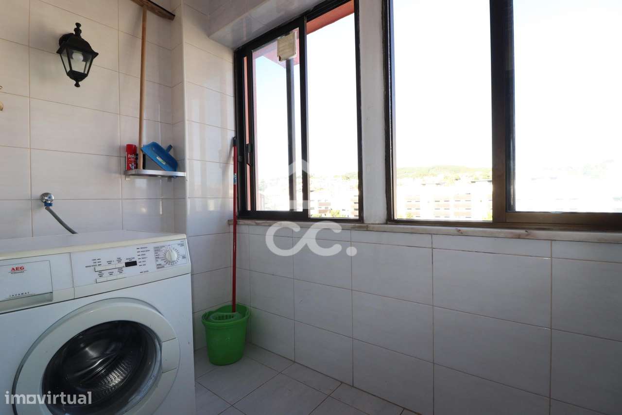 T2 com com arrumo e lugar de estacionamento no Vale das Flores - Grande imagem: 3/9