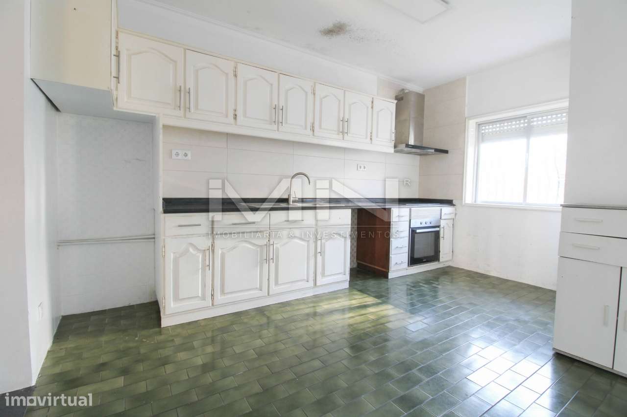 Moradia de 3 Frentes com Vista Panorâmica no Coração de Gondomar-9