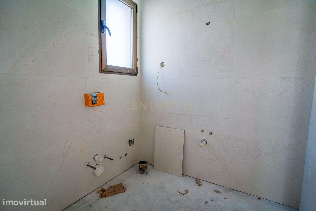 Moradia T3 com Piscina e Jardim em Salir do Porto-45