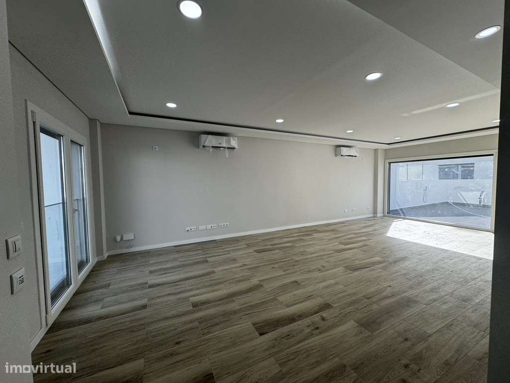 Moradia com 3 Suites, Garagem, Logradouro, Churrasqueira e Piscina-24