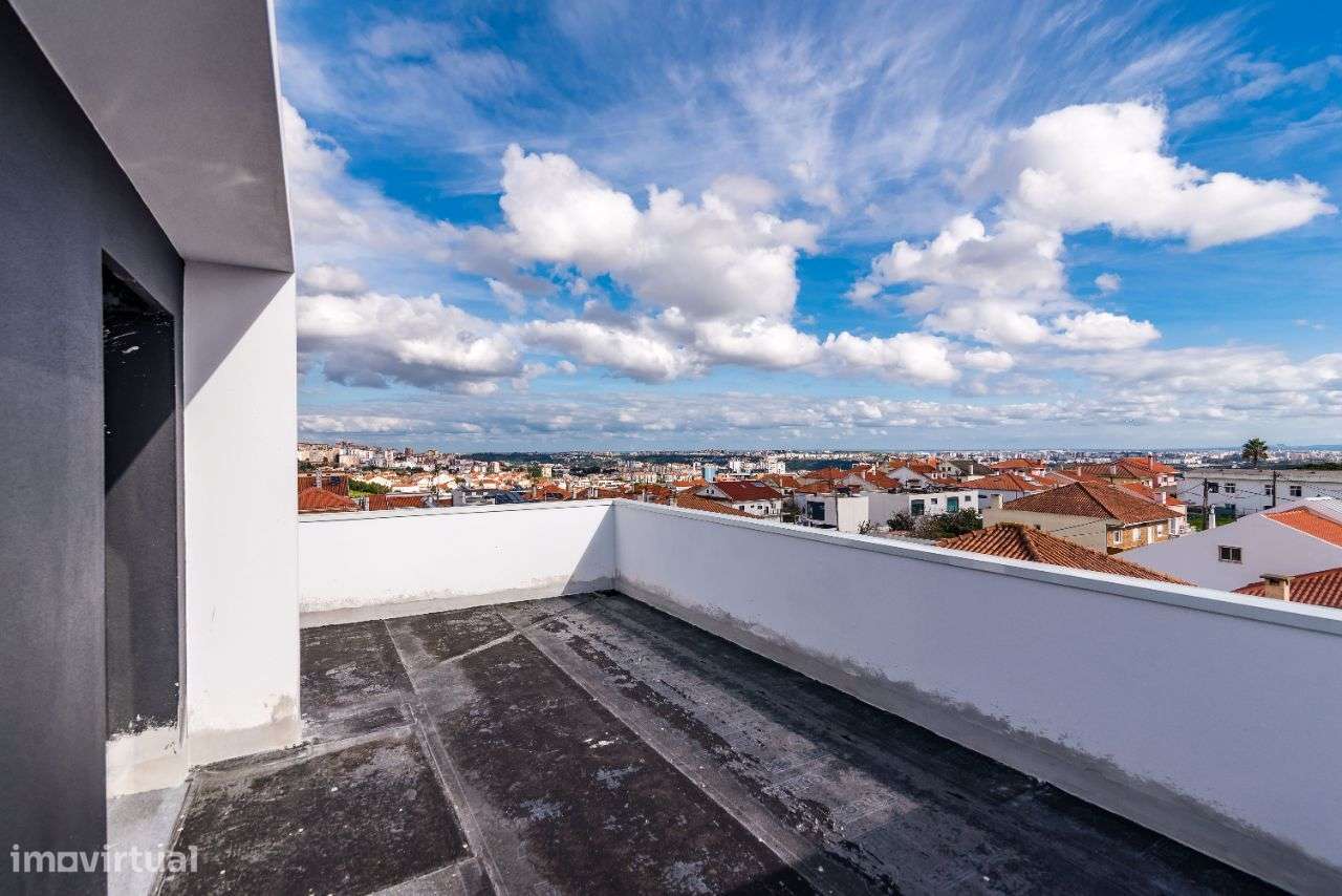 Moradia T3 Famões | Nova | Garagem | Terraço-18