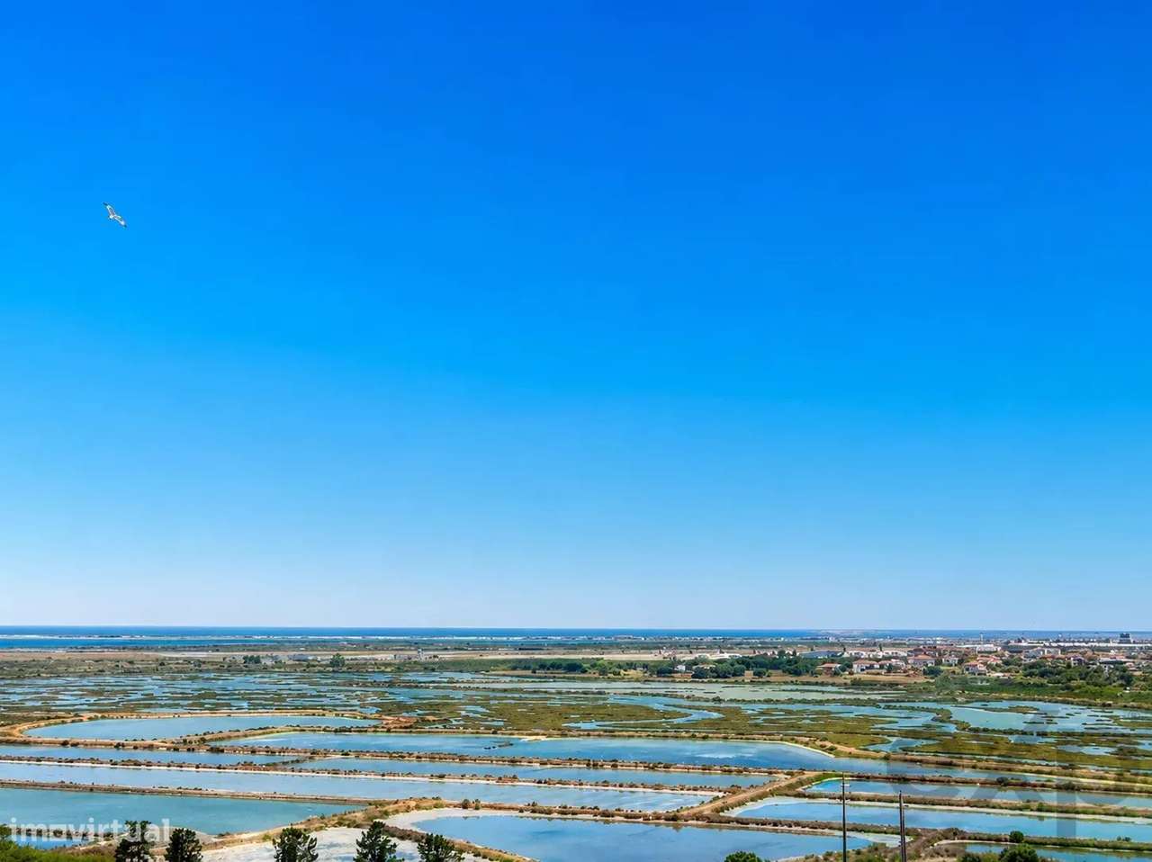 Elegante Apartamento T3 com Vista Desafogada sobre a Ria Formosa