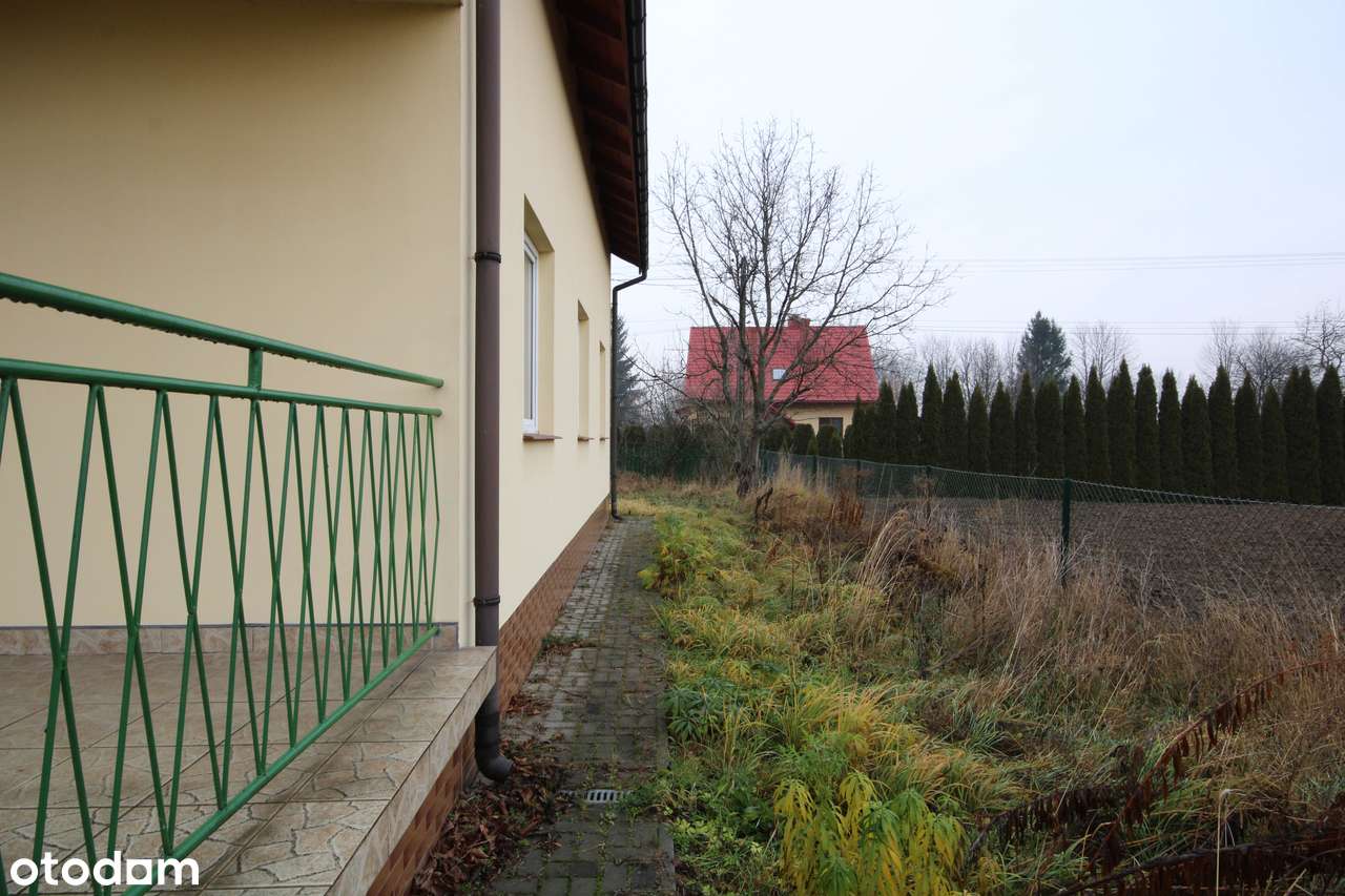 Dom z użytkowym poddaszem w spokojnej okolicy-7