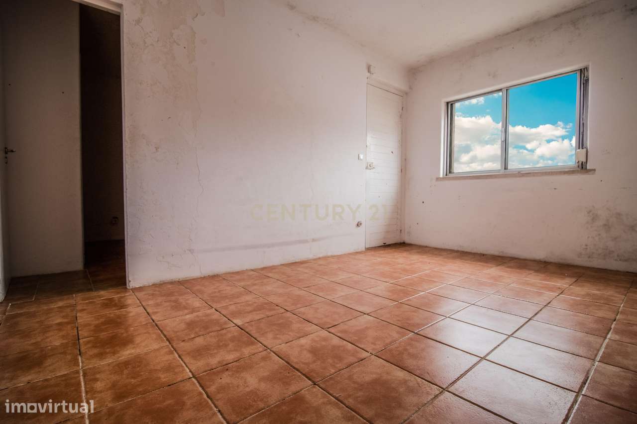 Apartamento T2 com enorme potencial | Varanda + Sótão aproveitável | E - Grande imagem: 5/19