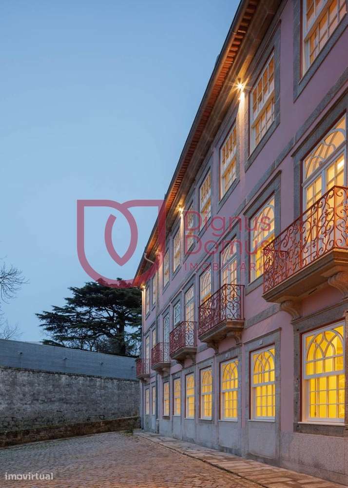 Elegante apartamento T0 Mezanine num Edifício Centenário no Largo do C-21