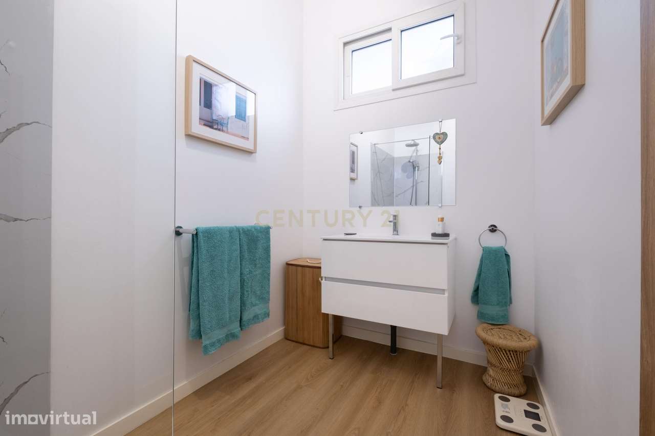 Moradia T2 Remodelada em Câmara de Lobos com Vista para o Pôr do Sol-24