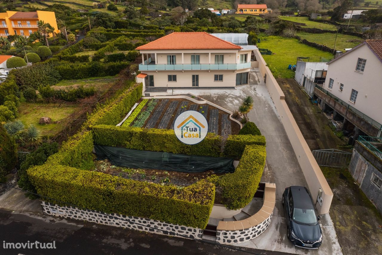 Moradia T5+, com vista das Velas, Pico e Faial. Santo Amaro (Queimada)