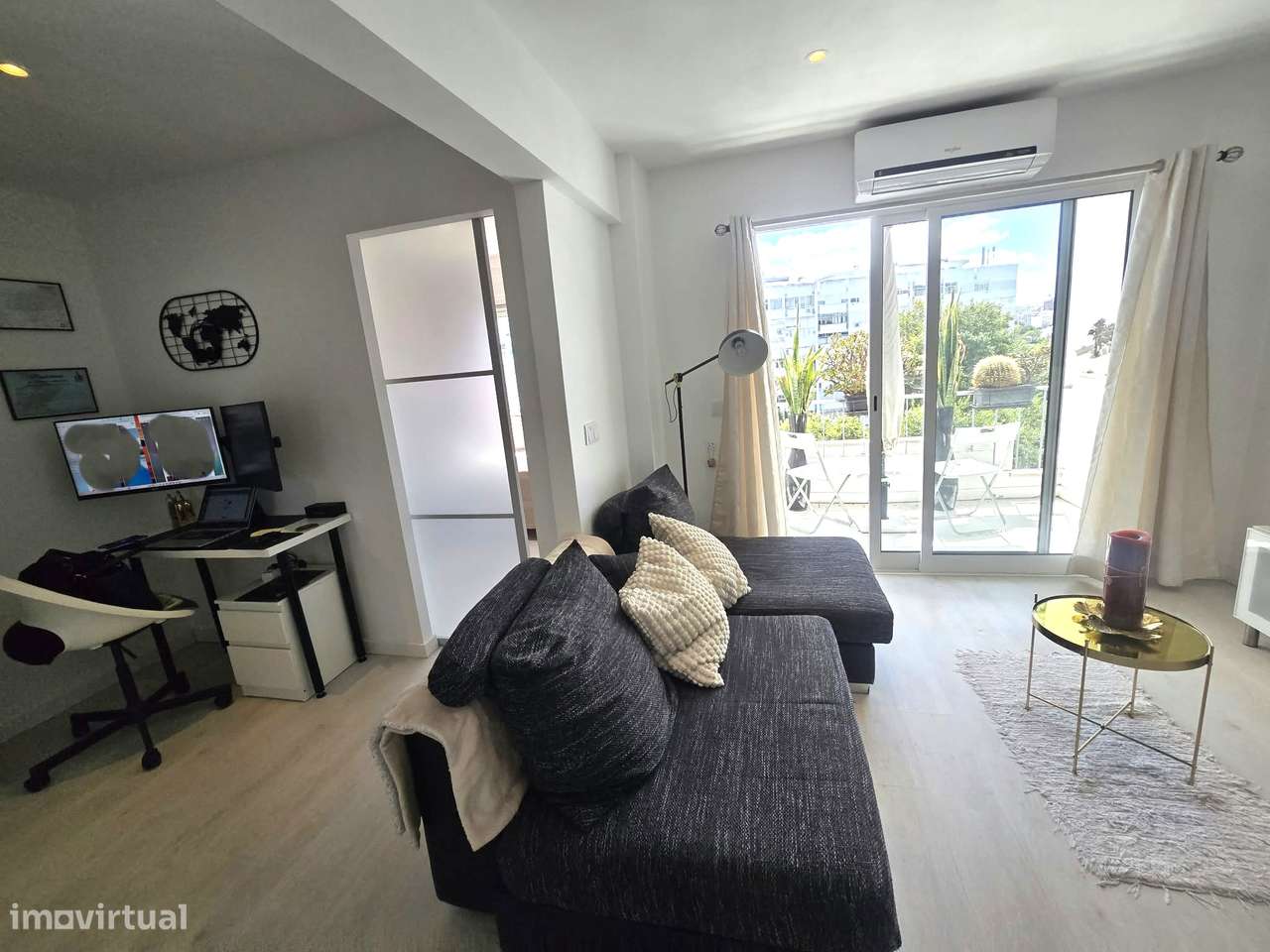 Excelente Apartamento T2 renovado com Open Space e Varanda - Almada-10