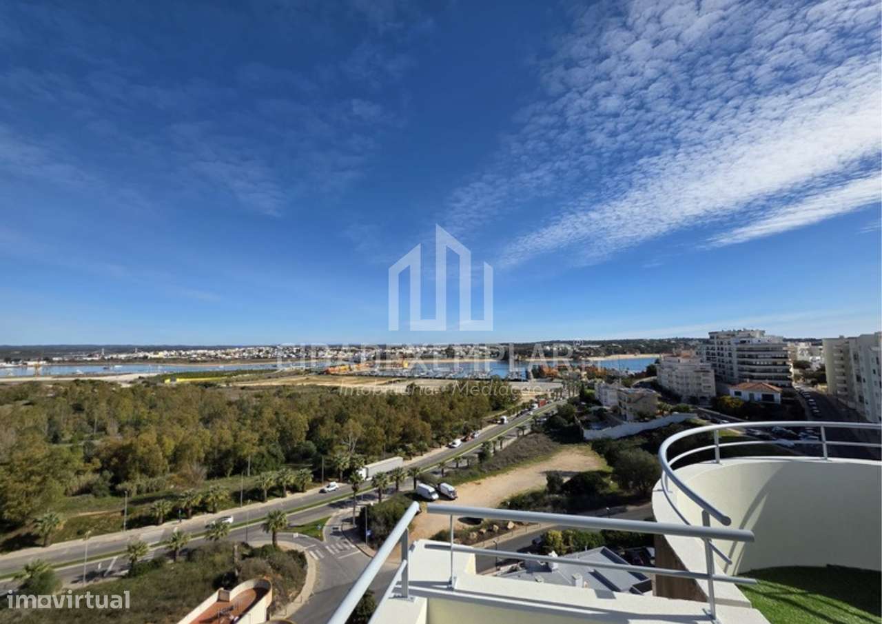 Luxuoso Penthouse T2 Totalmente Remodelado – Portimão, Algarve-21