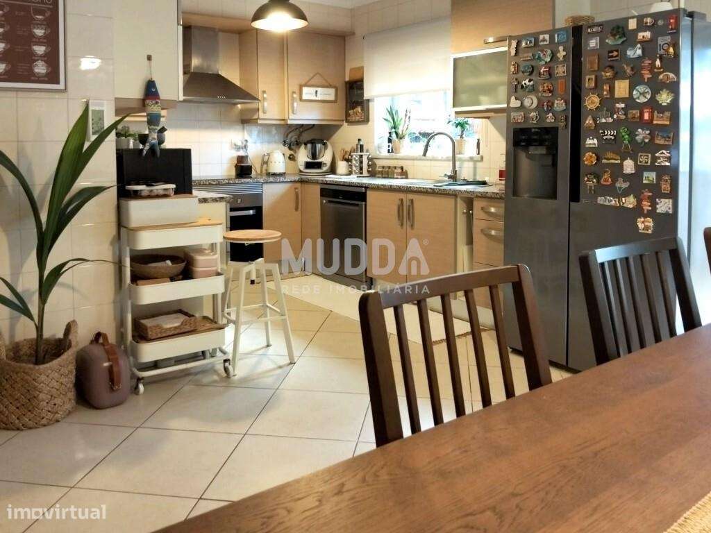 Moradia T3 Contemporânea com Suite, Painéis Solares, Garagem e Terraço-27