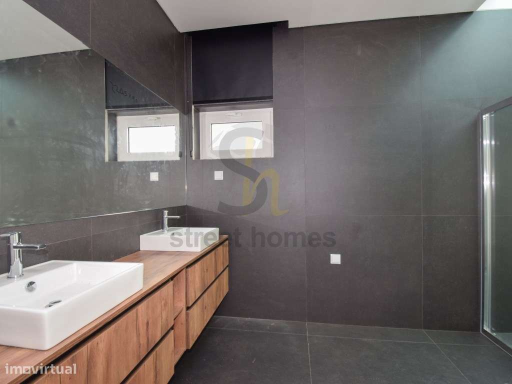 Moradia Nova V4 no Centro da Parede-22