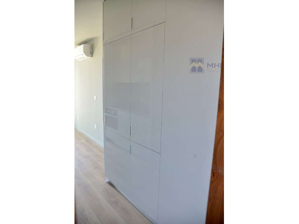 T0 +1 Novo com Varanda e Garagem e excelentes vista à Rua do Bonjar...-5