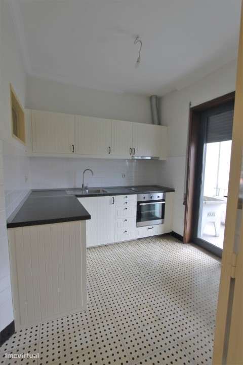 T4 R. D. João IV - Metro C. 24 Agosto - Grande imagem: 4/18