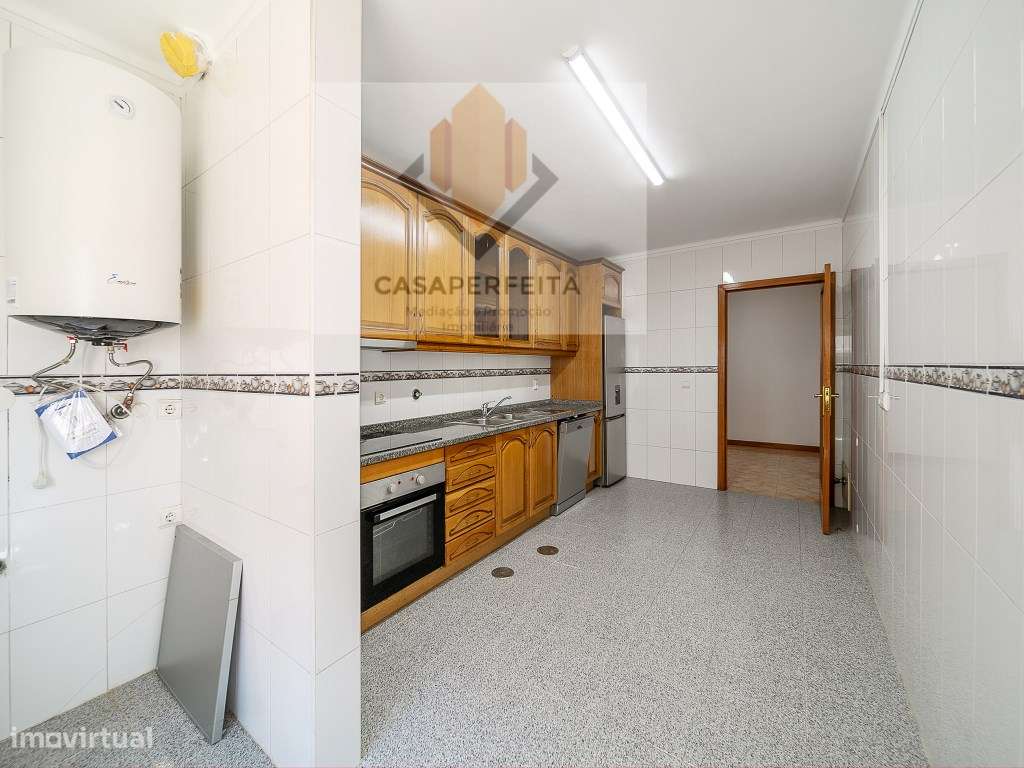 Fabuloso Apartamento T3 de 3 Frentes com Varanda e Box - Avintes-12