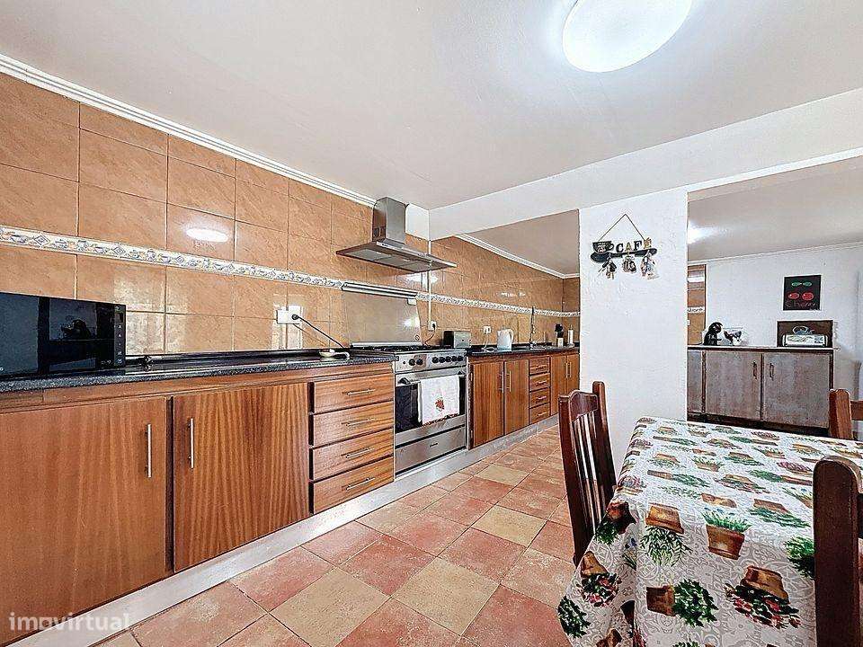 Moradia T2 com Espaços Amplos e Localização Privilegiada - Grande imagem: 5/20