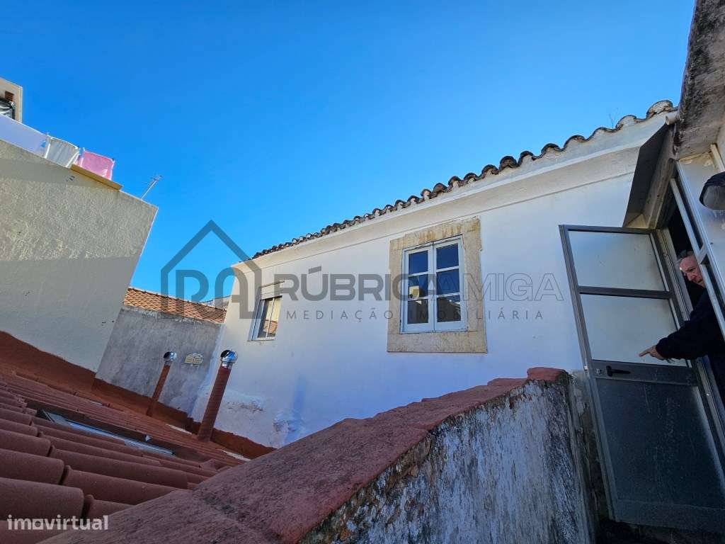 Moradia no centro histórico de Loulé com 2 pisos , armazém e casa-16