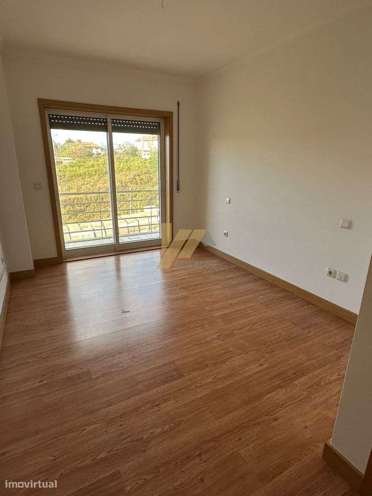 Apartamento T2 de duas frentes com garagem e elevador-6