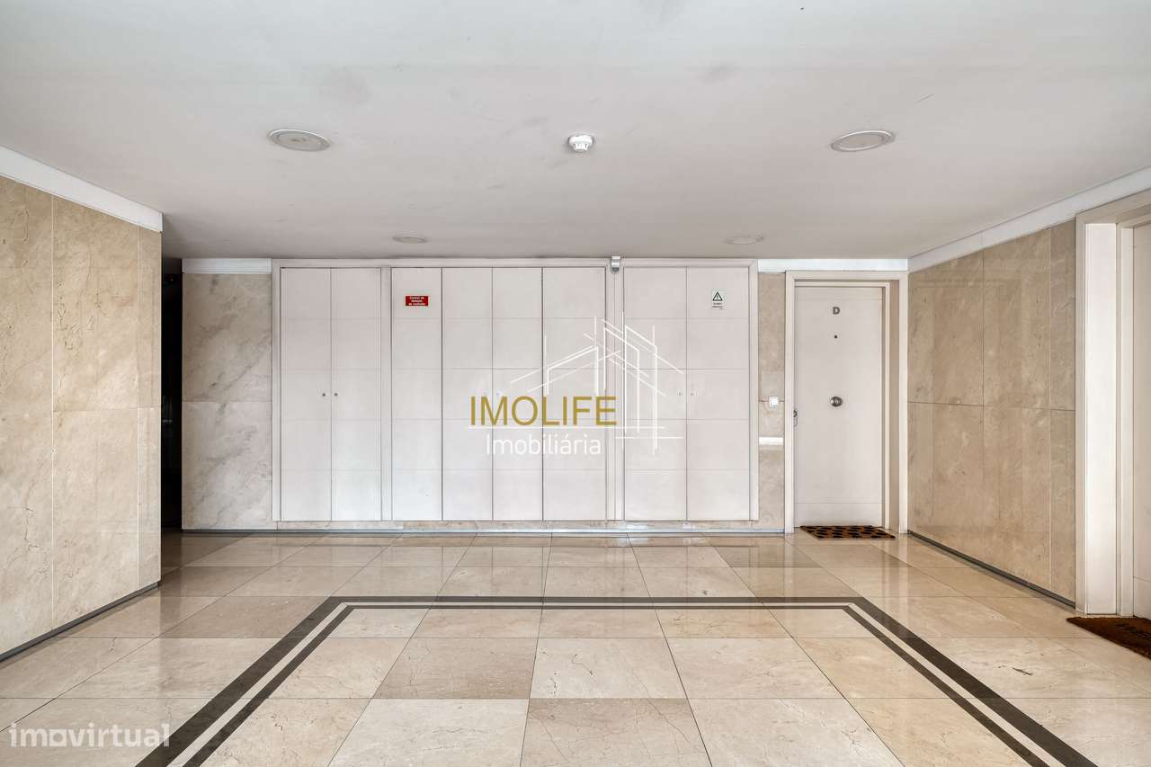 Apartamento T2 com Vista Desafogada em Benfica-32