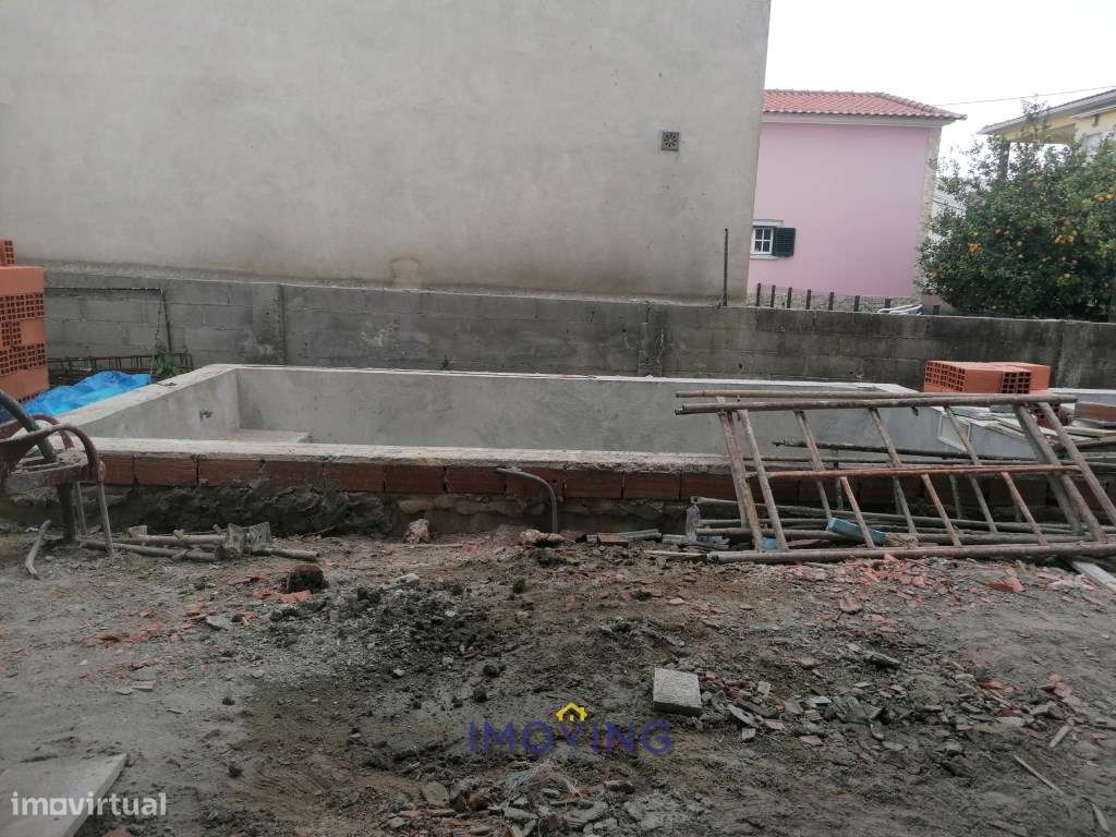 Moradia geminada com piscina em Fernão Ferro-8