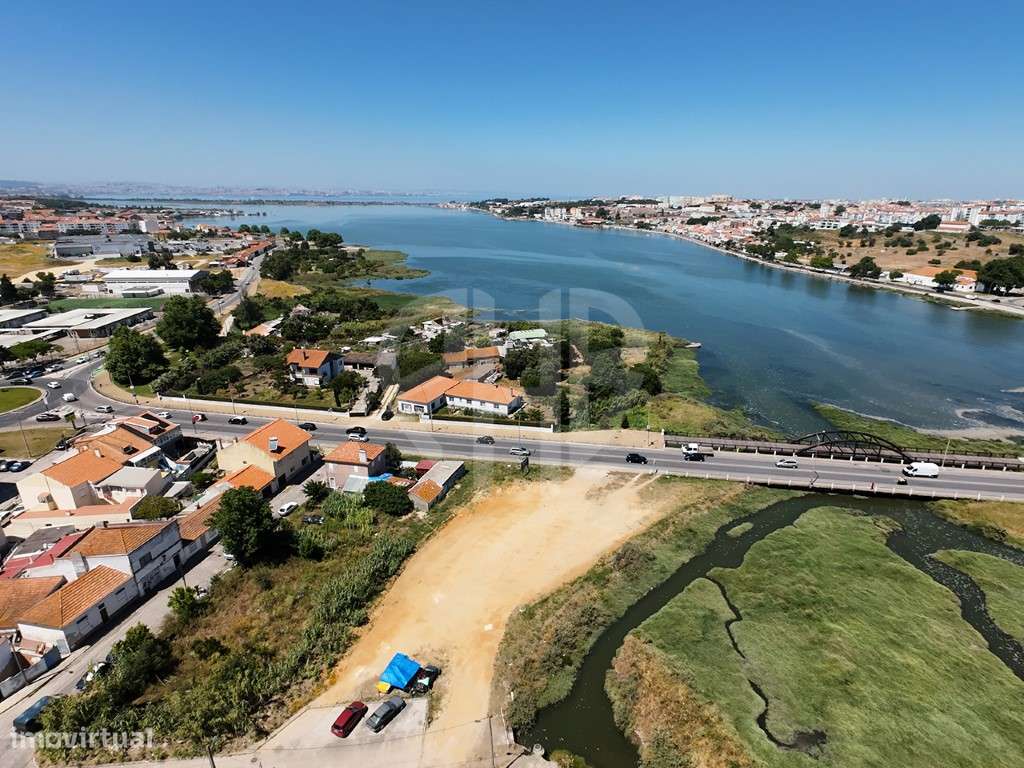 Moradia T3 + Área Terreno 4.150m2 + Atracadouro // P/Recuperar-9