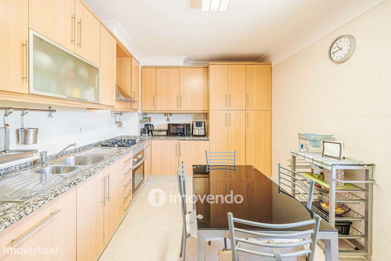 Apartamento T2, com estacionamento e arrecadação, em Vialonga - Grande imagem: 3/50