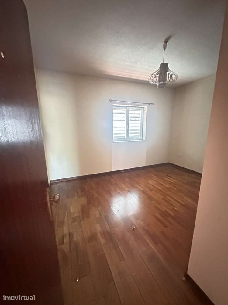 Moradia T4 com jardim e garagem em Sernancelhe-8