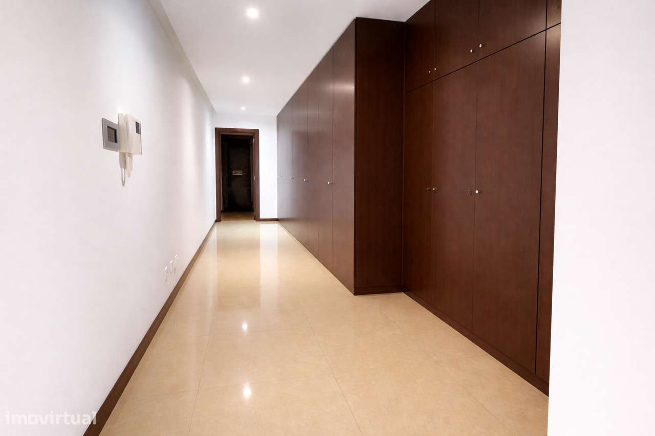 T2 com garagem, ar-condicionado e varanda no centro - Grande imagem: 4/13