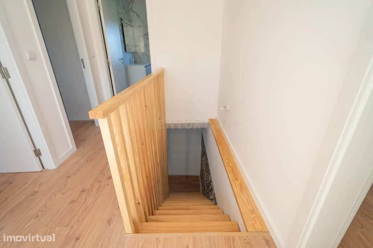 Moradia T3 de dois pisos com terreno totalmente renovada a cinco minut-34