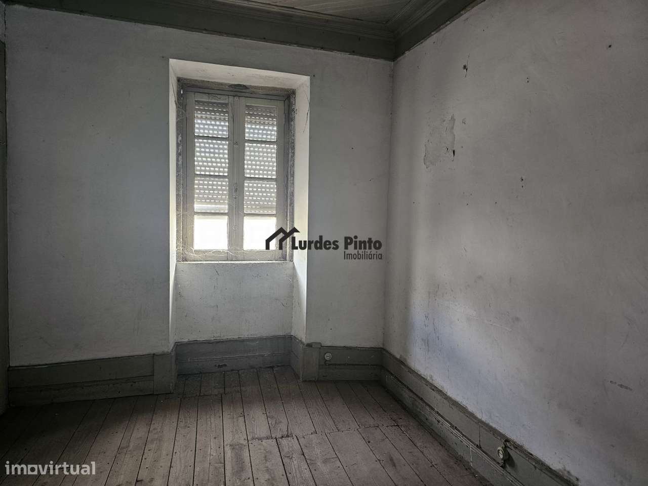 Moradia com possibilidade de seis T1-12