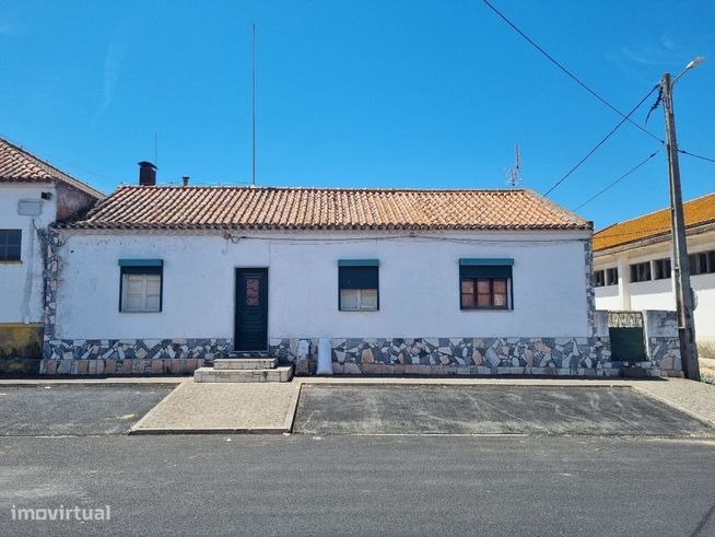 Moradia com armazem, telheiro, terreno e anexos