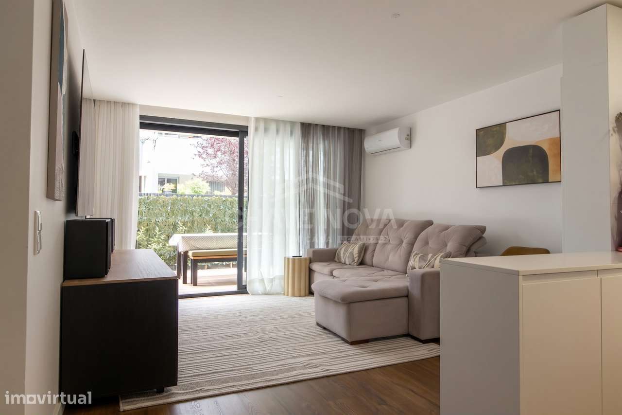 T2 Como Novo c/ Terraço em Santa Marinha (Candal)-2