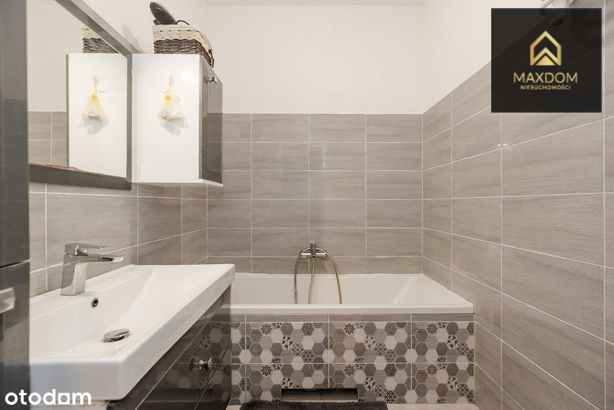 Przy samym wejściu do Metra Płocka + parking-7