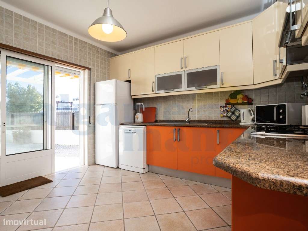 Moradia geminada T3 com Piscina Privada e Garagem - Praia da Lota-12