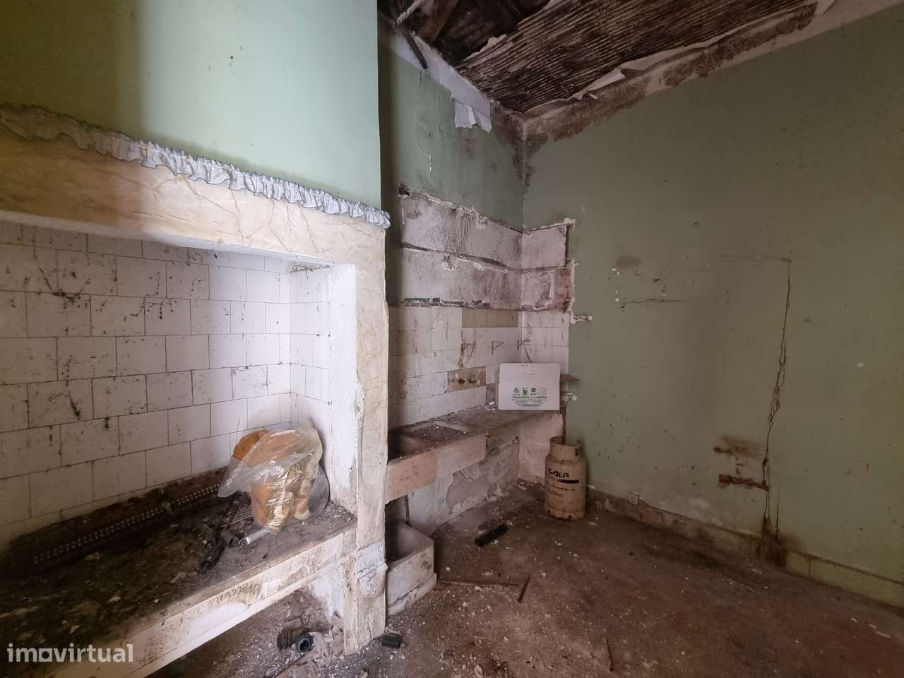 Moradia de dois pisos para remodelar - centro da Amadora-15