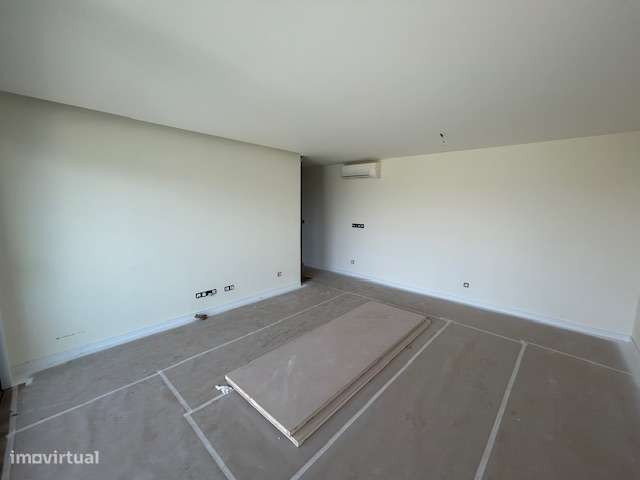 Vende-se T2 novo com varanda, à Boavista - Grande imagem: 4/18