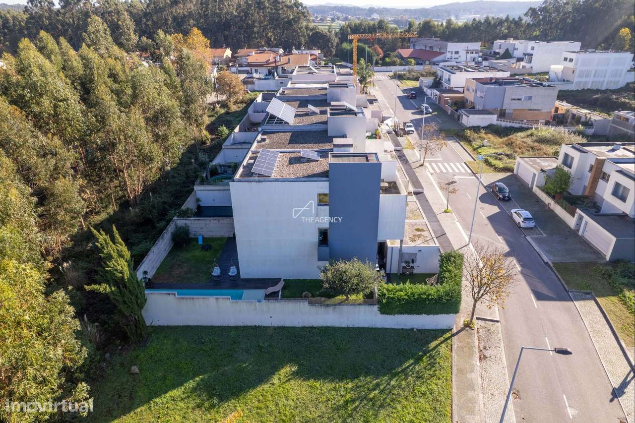 Moradia T3+1 de Luxo com Piscina, Painéis Solares e 348 m² em Castêlo - Grande imagem: 4/60