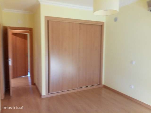 Apartamento t2+1 Duplex bem Localizado no Cartaxo-7