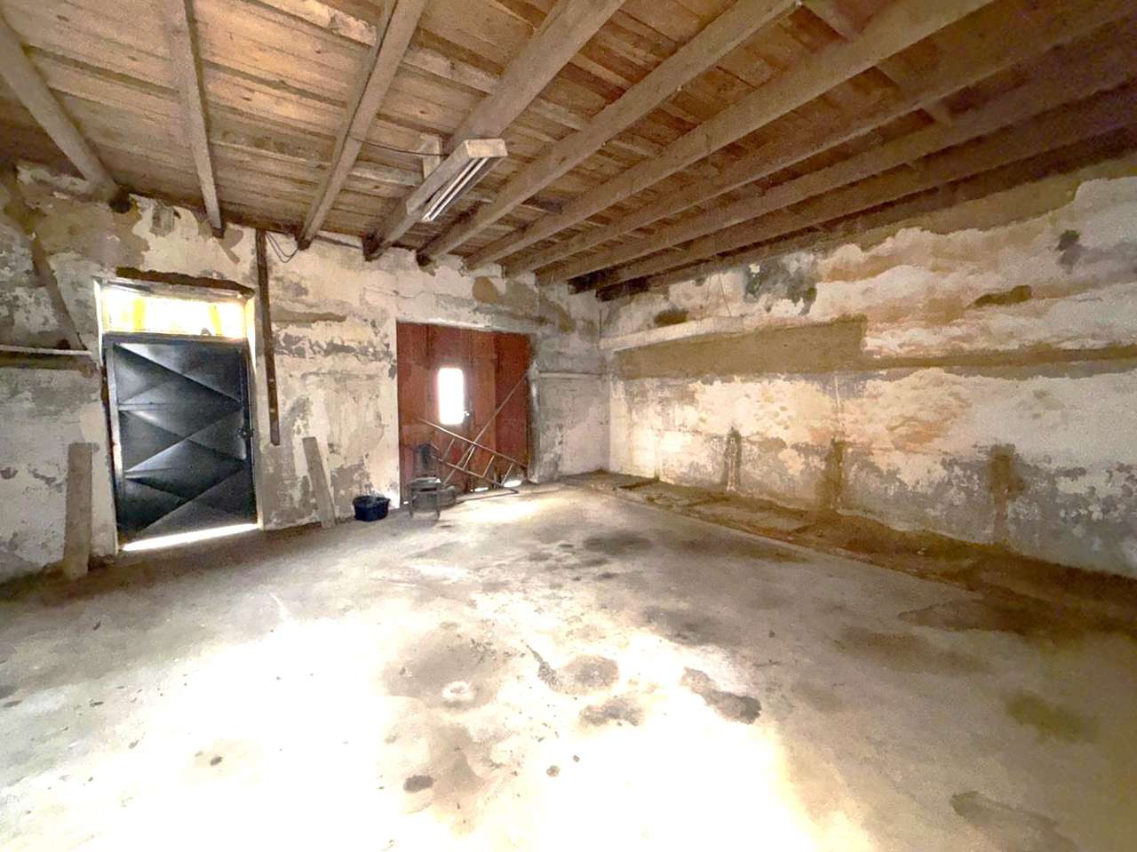 Moradia de Traça Apalaçada com Lojas  no Centro Histórico de Ovar-45