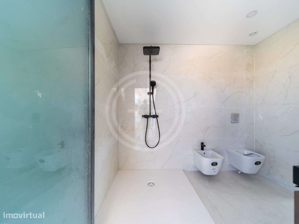 Moradia V3+1 com piscina privada em Gambelas-27