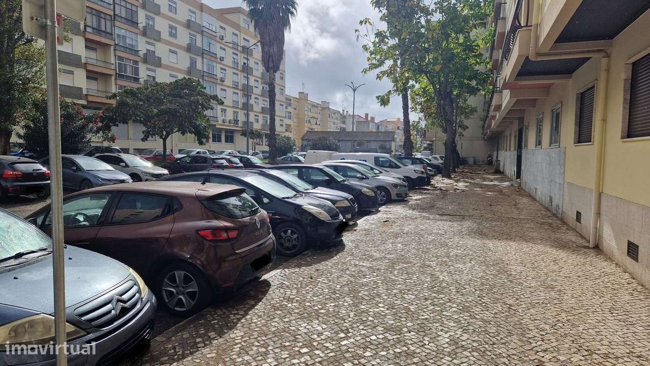 T4 Com Excelentes áreas - Situado em zona tranquila - Grande imagem: 2/23