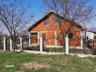 De vanzare casa la rosu, in Cauaceu