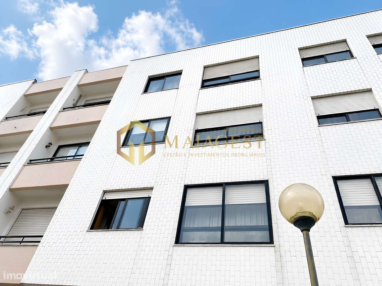 Apartamento T3 Renovado com Varandas em Santa Maria de Lamas-11