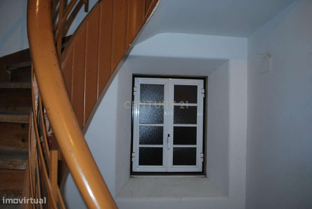 Espaçoso T4 em Almada com Luz Natural e Boa Localização - Grande imagem: 4/34