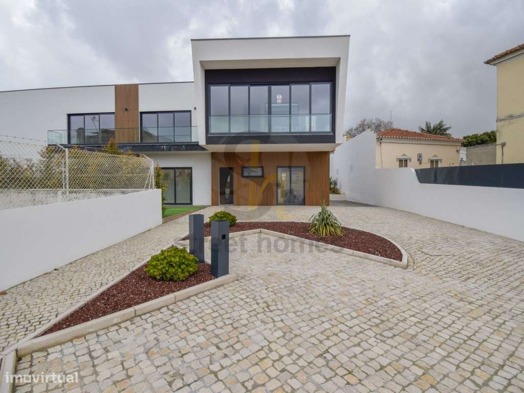 Moradia Nova V4 no Centro da Parede-6