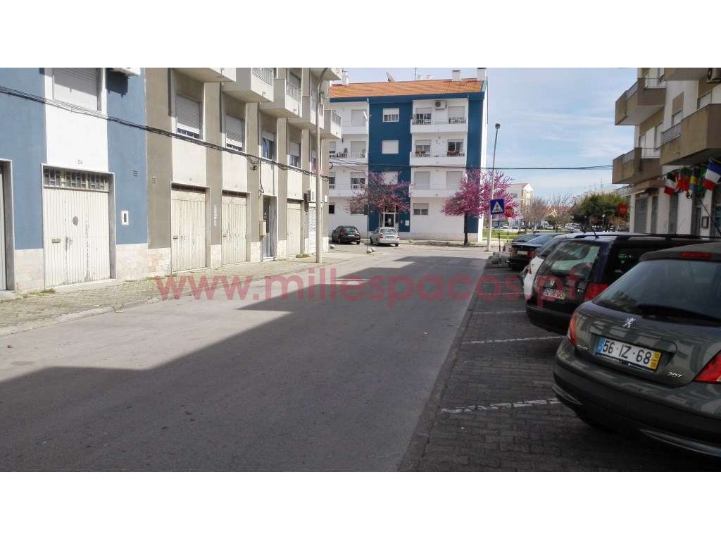 Garagem localizada no centro da cidade - Grande imagem: 2/2